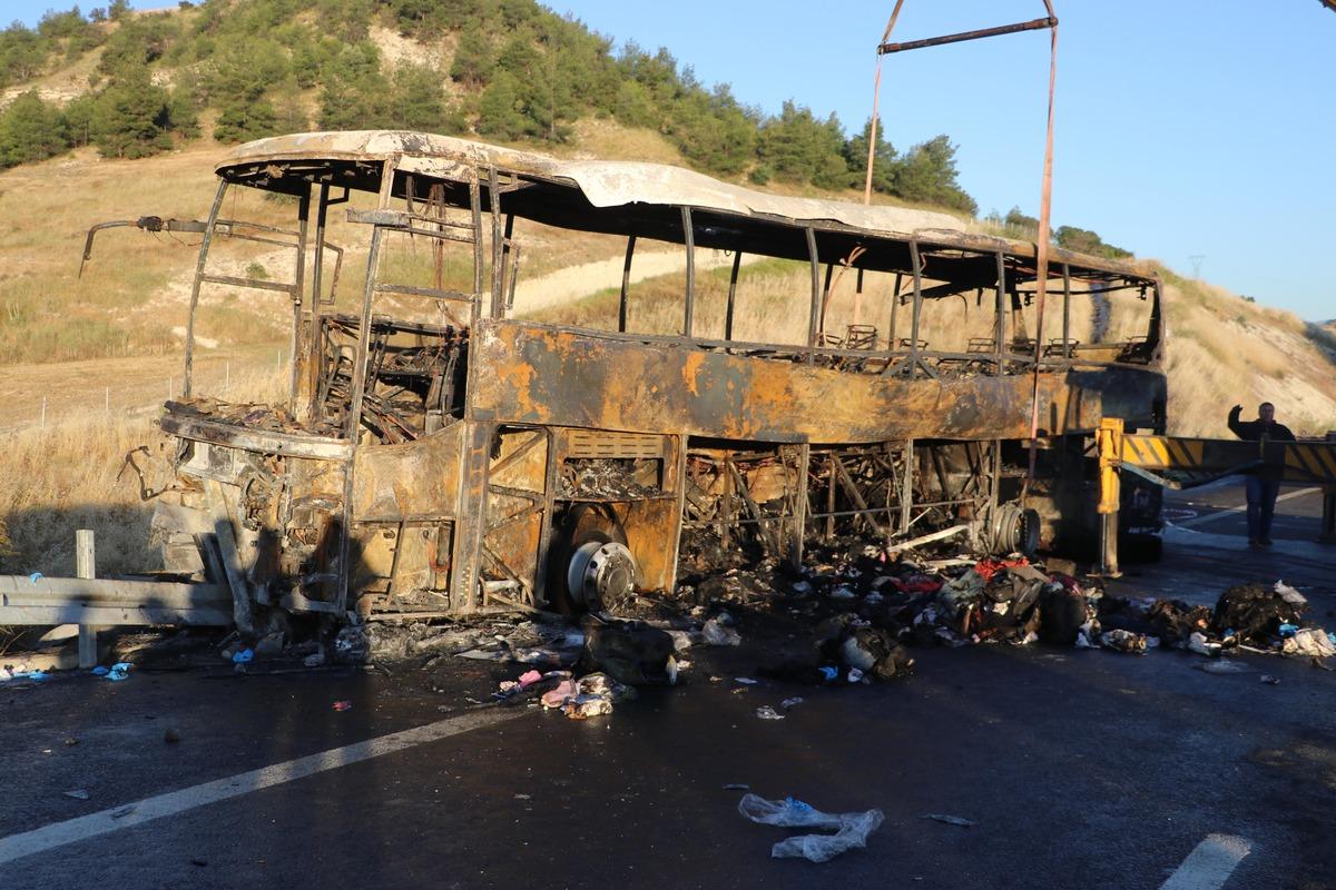 Denizli de kahreden kaza: 1 i bebek 8 kişi hayatını kaybetti 12