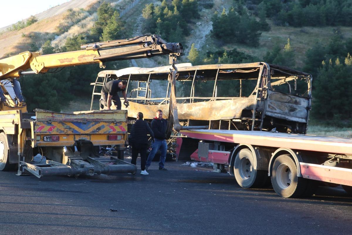 Denizli de kahreden kaza: 1 i bebek 8 kişi hayatını kaybetti 10