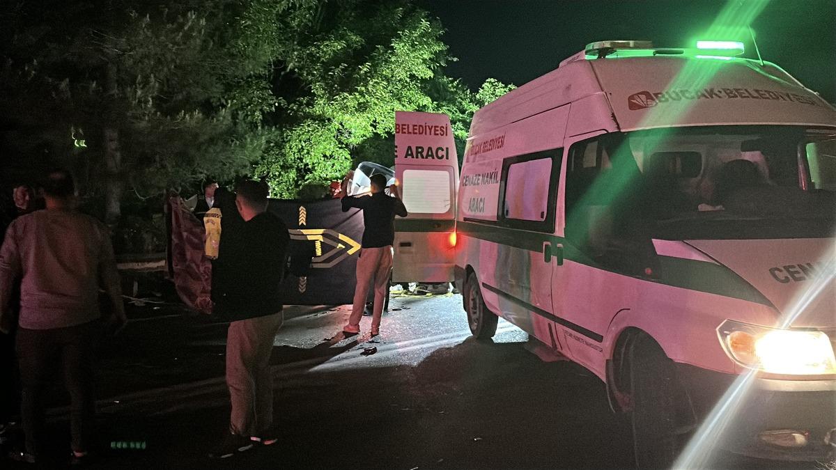 Bir kaza da Burdur da! 4 ara&ccedil; karıştı, 4 kişi hayatını kaybetti 3