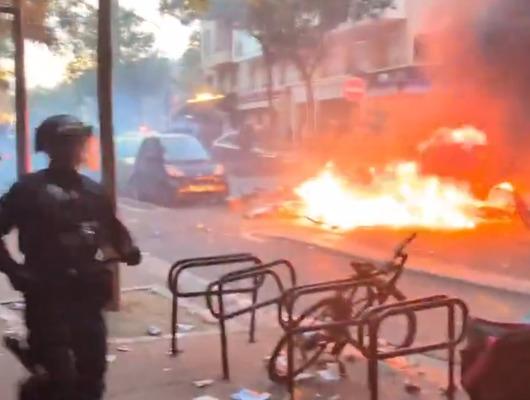 Paris'te şampiyonluk coşkusu kaosa d&ouml;n&uuml;şt&uuml;! Sokaklar ateşe verildi...