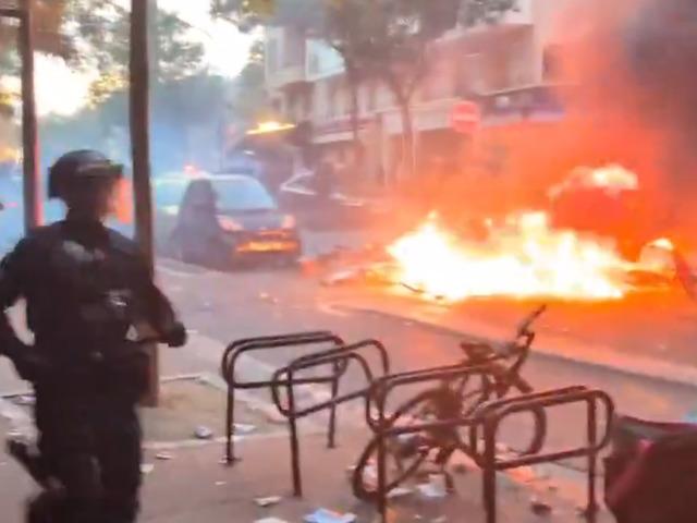Paris'te şampiyonluk coşkusu kaosa d&ouml;n&uuml;şt&uuml;! Sokaklar ateşe verildi...