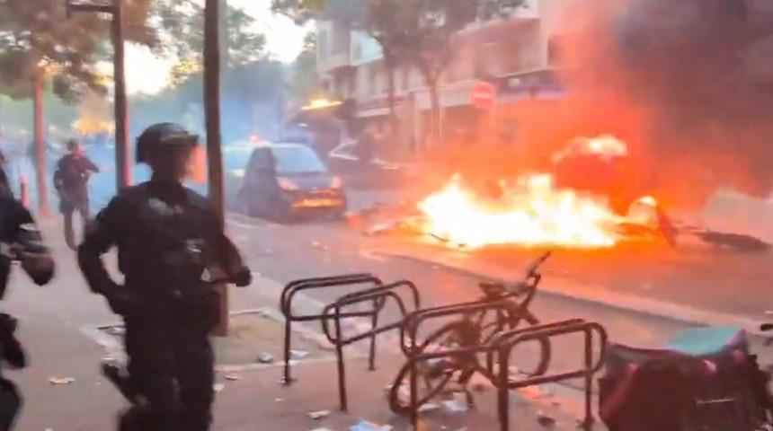 Paris'te şampiyonluk coşkusu kaosa d&ouml;n&uuml;şt&uuml;! Sokaklar ateşe verildi...