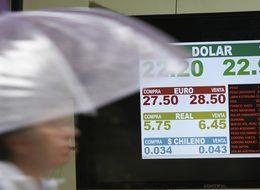 Kuru hızla değer kaybeden Arjantin IMF'den borç istedi