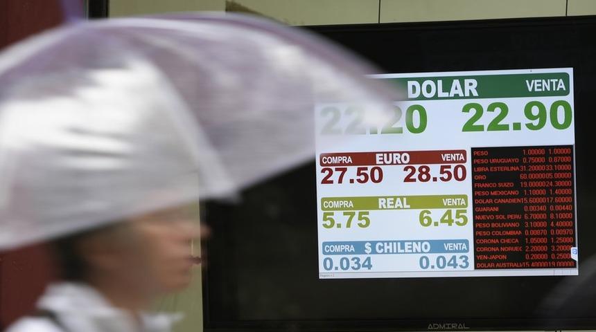 Kuru hızla değer kaybeden Arjantin IMF'den borç istedi