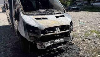 Siirt&rsquo;te park halindeki kamyonet yandı