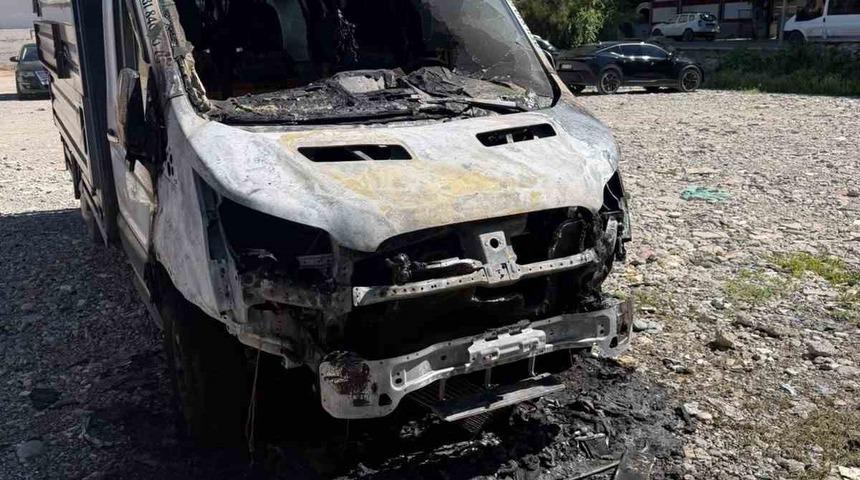 Siirt&rsquo;te park halindeki kamyonet yandı