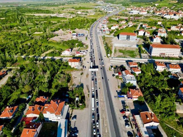 Tatilcilerin dönüş yolundaki yoğunluğu sürüyor 1
