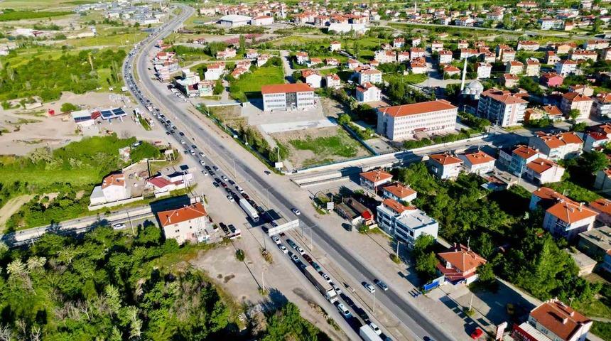 Tatilcilerin d&ouml;n&uuml;ş yolundaki yoğunluğu s&uuml;r&uuml;yor