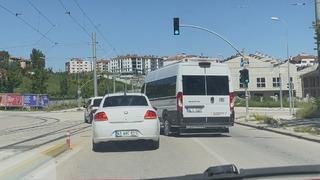 Servis aracını otomobilin üzerine böyle sürdü