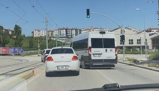 Servis aracını otomobilin &uuml;zerine b&ouml;yle s&uuml;rd&uuml;
