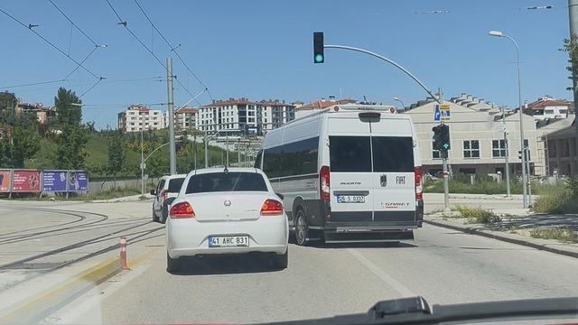 Servis aracını otomobilin üzerine böyle sürdü