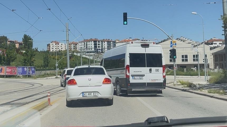 Servis aracını otomobilin &uuml;zerine b&ouml;yle s&uuml;rd&uuml;
