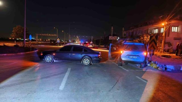 İki otomobilin çarpıştığı kazada 4 kişi yaralandı 2