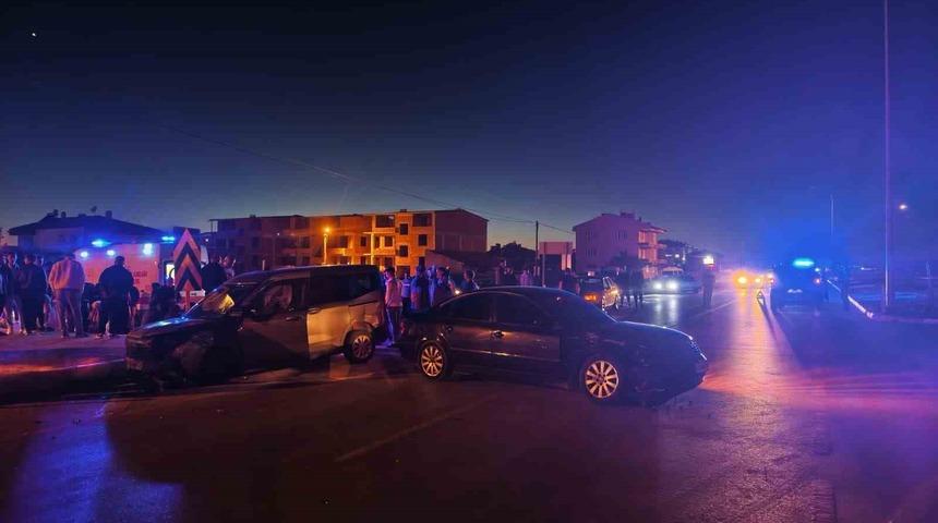 İki otomobilin &ccedil;arpıştığı kazada 4 kişi yaralandı
