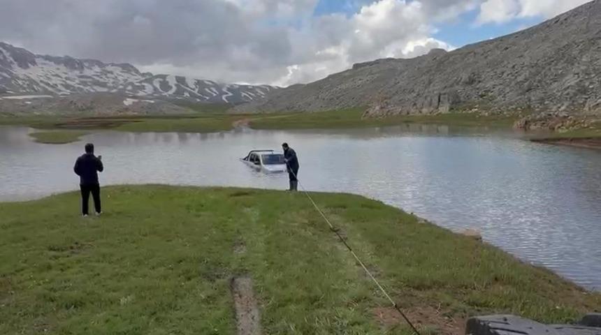 G&ouml;letten ge&ccedil;mek isterken aracıyla mahsur  kaldı, yardımına arkadaşları yetişti