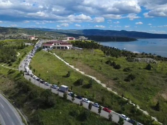 Ara&ccedil;lar kuyruk oldu 'Uzaksanız da uğrayın, bu kadar beklemiyordum'