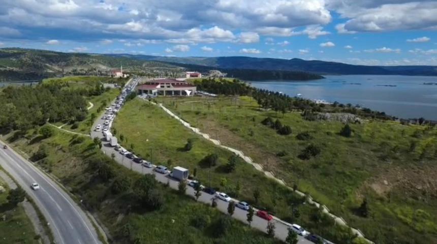 Ara&ccedil;lar kuyruk oldu 'Uzaksanız da uğrayın, bu kadar beklemiyordum'