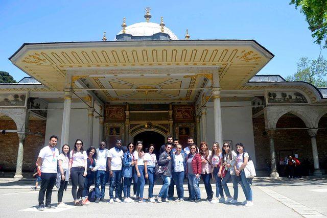 Üniversiteliler Erasmuslu arkadaşlarına İstanbul'u tanıttı