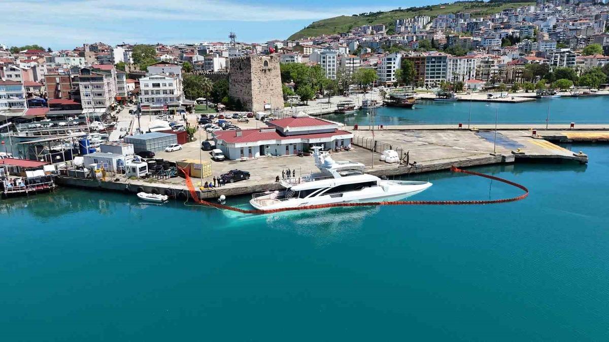 Yarıya kadar suya gömülen milyarlık lüks yat havadan görüntülendi