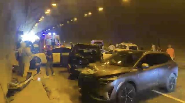 Osmaniye’de 6 araçın karıştığı zincirleme kazanın araç içi kamera görüntüsü ortaya çıktı 1