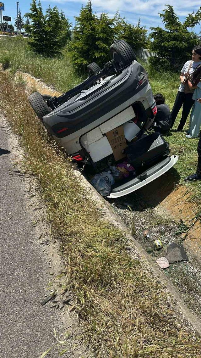 Bayram tatili dönüşünde kaza yapan 2 araç refüje düştü 2