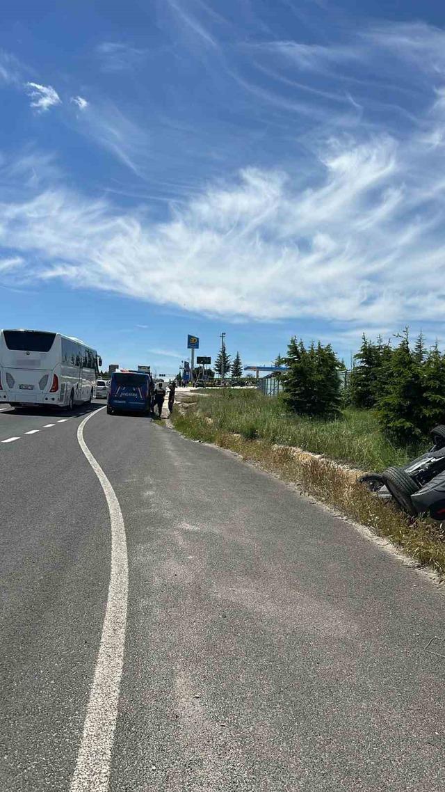 Bayram tatili dönüşünde kaza yapan 2 araç refüje düştü 1