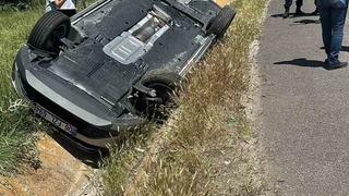 Bayram tatili dönüşünde kaza yapan 2 araç refüje düştü