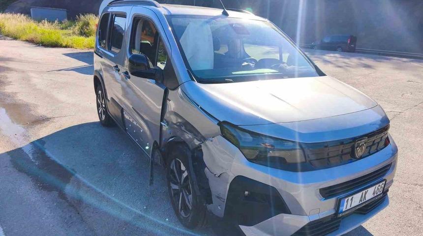 Bilecik&rsquo;te iki otomobil &ccedil;arpıştı: 4 yaralı