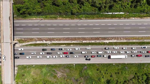 Kilometrelerce kuyruk! Bolu geçişinde trafik durma noktasına geldi 3