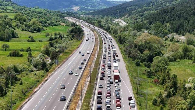 Kilometrelerce kuyruk! Bolu geçişinde trafik durma noktasına geldi 2