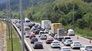 Kilometrelerce kuyruk! Bolu geçişinde trafik durma noktasına geldi