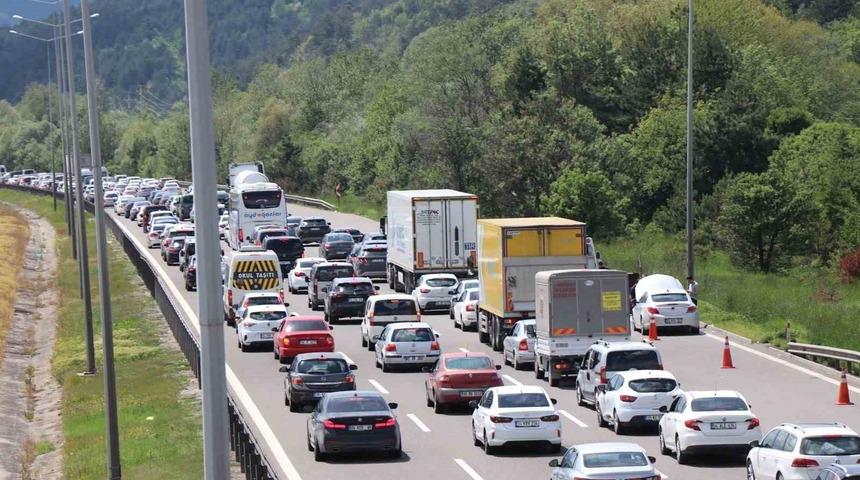 Kilometrelerce kuyruk! Bolu ge&ccedil;işinde trafik durma noktasına geldi