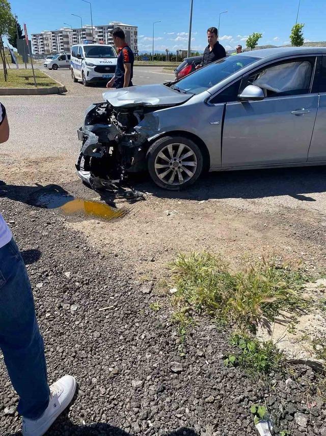 Siirt’te iki otomobil çarpıştı: 6 yaralı 1