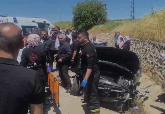 Batman’da istinat duvarına çarparak duran otomobildeki 5 kişi yaralandı 1