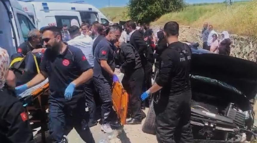 Batman&rsquo;da istinat duvarına &ccedil;arparak duran otomobildeki 5 kişi yaralandı