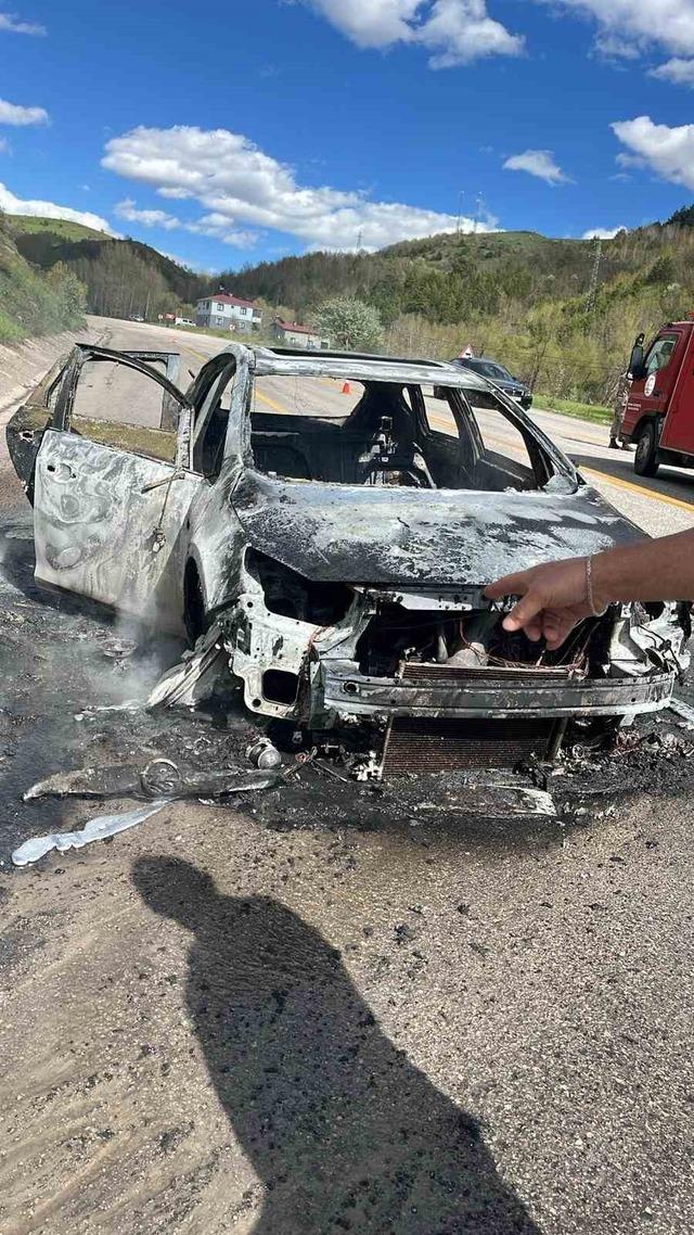 Vauk Dağı’nda seyir halindeki otomobil alevlere teslim oldu 1