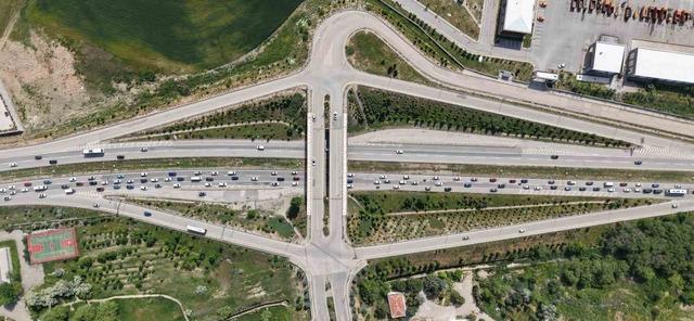 Tatilin son gününde dönüş yoğunluğu arttı: 43 ilin bağlantı noktası havadan görüntülendi 6