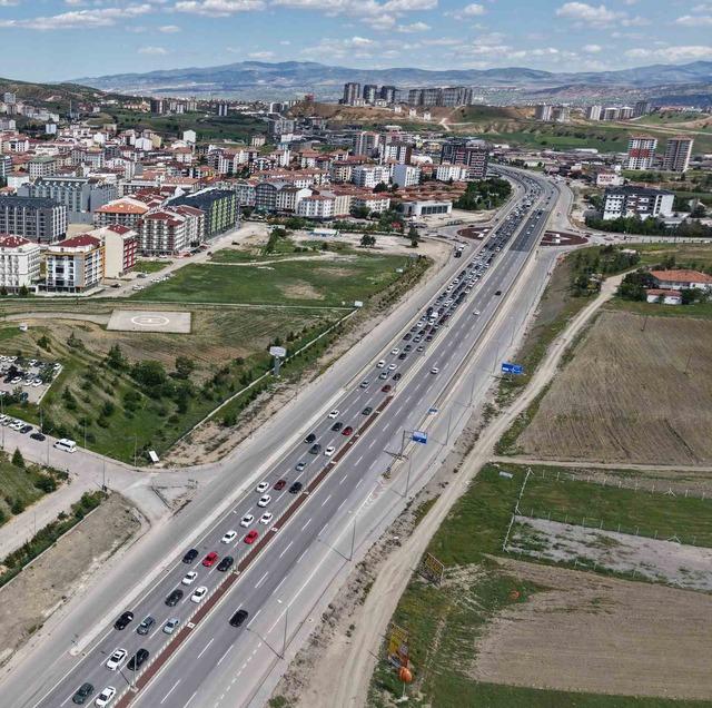 Tatilin son gününde dönüş yoğunluğu arttı: 43 ilin bağlantı noktası havadan görüntülendi 4
