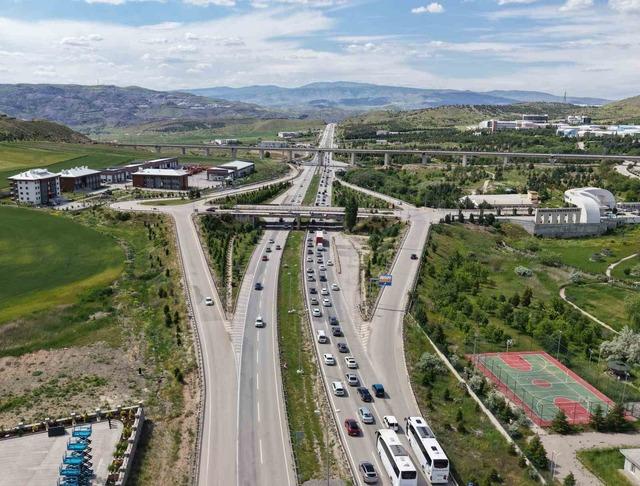 Tatilin son gününde dönüş yoğunluğu arttı: 43 ilin bağlantı noktası havadan görüntülendi 3
