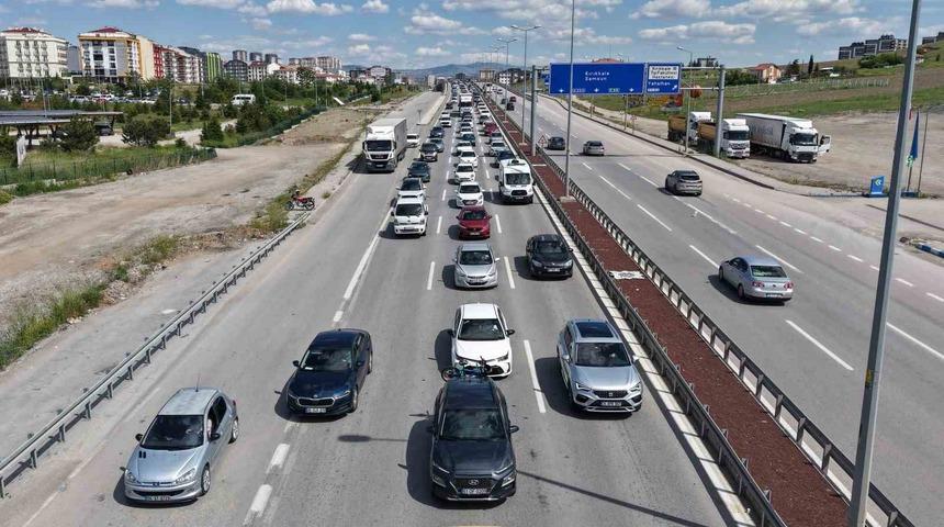 Tatilin son g&uuml;n&uuml;nde d&ouml;n&uuml;ş yoğunluğu arttı: 43 ilin bağlantı noktası havadan g&ouml;r&uuml;nt&uuml;lendi