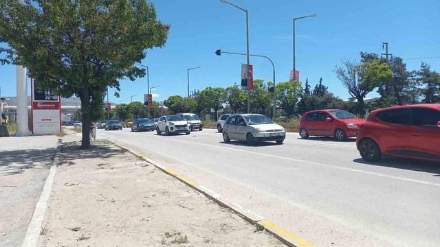 Afyonkarahisar-Antalya yolunda tatilcilerin d&ouml;n&uuml;ş yoğunluğu s&uuml;r&uuml;yor 1