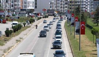 Afyonkarahisar-Antalya yolunda tatilcilerin d&ouml;n&uuml;ş yoğunluğu s&uuml;r&uuml;yor