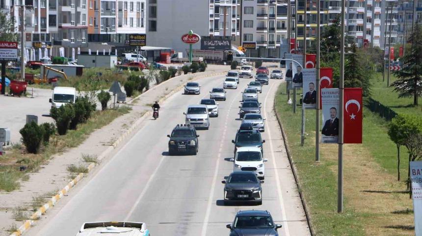 Afyonkarahisar-Antalya yolunda tatilcilerin d&ouml;n&uuml;ş yoğunluğu s&uuml;r&uuml;yor