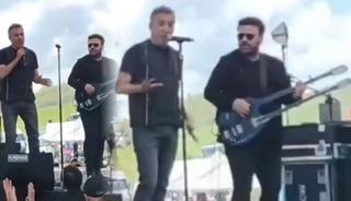 Konser sırasında rahatsızlandı! "Yaklaşık 10 dakikadır acayip ağrıyor"