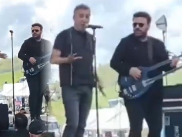 Konser sırasında rahatsızlandı! "Yaklaşık 10 dakikadır acayip ağrıyor"