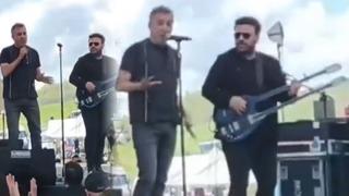 Haluk Levent konser sırasında rahatsızlandı! Yaklaşık 10 dakikadır acayip ağrıyor