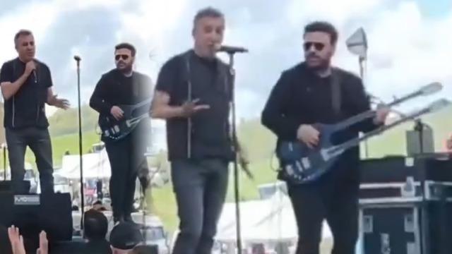 Haluk Levent konser sırasında rahatsızlandı! Yaklaşık 10 dakikadır acayip ağrıyor