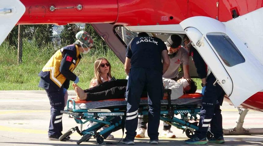 Baltayla odun keserken yaralanan &ccedil;ocuğun imdadına ambulans helikopter yetişti