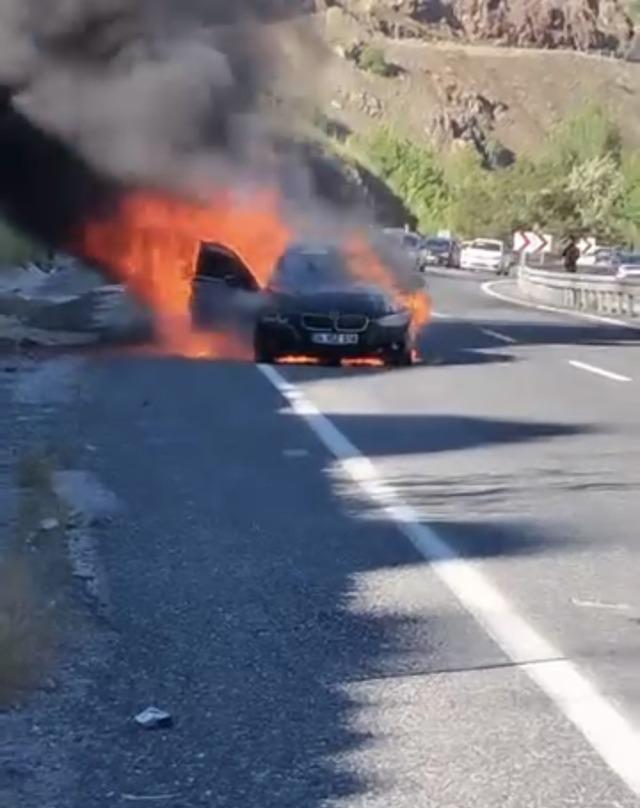 Elazığ’da araç alev topuna döndü 1