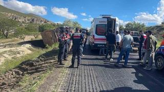 Asfalt çalışmasında kamyon devrildi, sürücü yaralandı